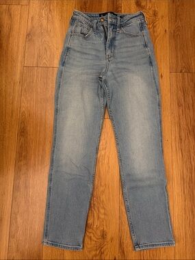 Hollister women’s Light Wash mom jeans ultra high rise